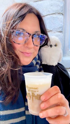 ✨🧈🍺 It’s Butterbeer Season at Universal Studios!!! 🧈🍺✨ And I’m here for it!!! (Apparently, so is my snowy owl.) For a limited time, you can try not only different Butterbeer drinks, but Butterbeer as a dessert! There’s Butterbeer ice cream, fudge, and potted cream. All are super yummy! Plus, of course, Butterbeer drinks! Which is your favorite — Hot Butterbeer, Cold Butterbeer, Frozen Butterbeer? Mine is the hot Butterbeer! 😋🧈🍺🦉 Guess what? They also offer Non-Dairy Butterbeer. 🍺😀 #hos