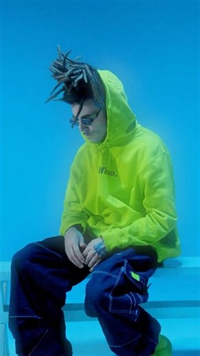 Cráneo on Instagram: "Me trae loco 🐠📼 OUT NOW Último videoclip del EP junto a @ro_bot95 💀🌴🤖 que ya puedes escuchar en tu plataforma favorita ✨ Prod. @jayrickprod Mix @diego.carriquiry Master @pablo.martin.music Video by @fab.uloso Fx @rodvel__"