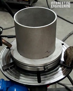 Welding positioners make it easier to rotate round or tubular pieces of metal. 🧐 📽️ Promotech | Interesting Engineering