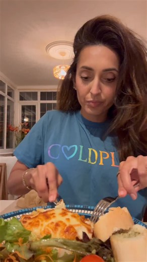 My Easy Veg-Packed Lasagna Sauce Ingredients • Olive oil • 1–2 handfuls frozen chopped shallots • 1–2 teaspoons frozen chopped garlic • 1 bag frozen Mediterranean vegetables (I use the Waitrose one: peppers, courgettes & aubergine) • 2 tins chopped tomatoes or pulpa • Dried oregano • Dried basil • Salt • Veggie mince (I used Quorn mince) • 1–2 tablespoons sun-dried tomato pesto (or any creamy-style pesto such as almond pesto) • Extra olive oil, to finish 1. Start with the base: Warm a drizzle of