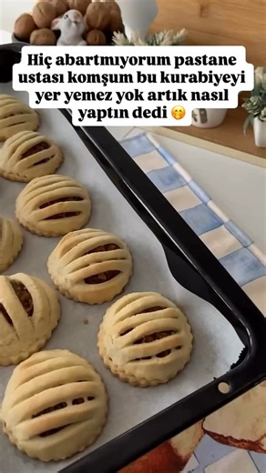 5cayitarifler on Instagram: "Selam 👋 kokusuna,şekline ve tadına bayıldığım elmalı kurabiye yapıyoruz tarifi aşağı bırakıyorum şeklini ben kafesli yaptım değişik olsun diye siz istediğiniz şekli verebilirsiniz 🥰tam tutan tarifi mi kesinlikle kaydedin bir gün lazım olur 😉 📸 @patiserieturkishh ELMALI KURABİYE 200 gr tereyağ ( margarin de olur) Yarım çay bardağı sıvıyağ 1 yumurta 1 paket vanilya 1 paket kabartma tozu 2 yemek kaşığı nişasta 2 yemek kaşığı yoğurt(susuz yerinde