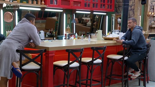 337K views · 8.7K reactions | Na madrugada deste sábado (14), durante uma conversa na cozinha, Sidney, Gilsão e Albert analisaram o jogo de Sacha. “Eu, como jogador, de um segundo reality, eu enxergo ele 100% ator”, disse o empresário. O ator afirmou que, além da bagagem de atuação, Sacha também tem experiência técnica como cineasta ️  Assine o #PlayPlus e tenha acesso à transmissão 24 horas de #AFazenda com 6 sinais exclusivos: PlayPlus.com! | A Fazenda | Facebook