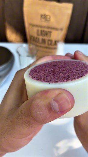 “🙌 Mis amigos creían que mi idea de productos naturales era una locura, que no compraría nadie. Pero mi amor por lo natural me mantuvo firme 🌿💪. En este video te muestro cómo fabrico mi shampoo sólido 100% natural: ingredientes simples, sin químicos, para un cabello más sano. 🔗 Descubre mi rutina de cuidado capilar natural y visita el enlace en mi perfil para ver todos mis productos 🌱✨.”#cosmeticanatural #skincare #davidrodriguez #shampoo #cabello