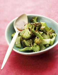 Brocolis grillés à la pâte de sésame  pour 4 personnes - Recettes - Elle à Table