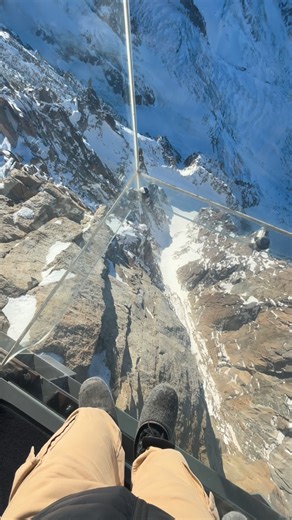 🏔️✨ L’Aiguille du Midi — une immersion totale face au Mont-Blanc ✨🏔️ 📍 Chamonix-Mont-Blanc 🚡 Le téléphérique mythique te transporte en 2 tronçons pour arriver à 3 842 m d’altitude en environ 20 minutes, pour une ascension spectaculaire au cœur des Alpes. 🌬️ Une fois là-haut, découvre : 🔹 Le Pas dans le Vide — une cage de verre à 3842m suspendue au-dessus de 1000m vide. 🔹 Le tube métallique panoramique, avec vue directe sur les sommets et les glaciers 🔹 De grandes baies vitrées offrant de
