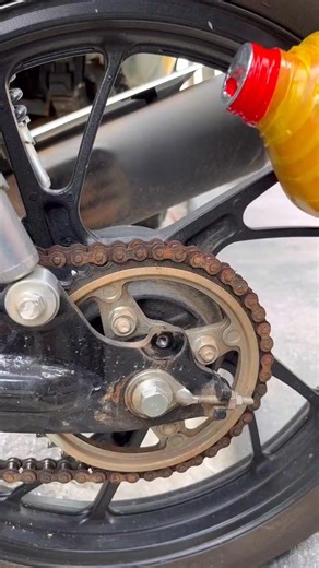 The secret to perfect motorcycle chain lubrication Clean, precise, and efficient #MotorcycleLife #WorkshopHack #ChainMaintenance | Do It YourSelf