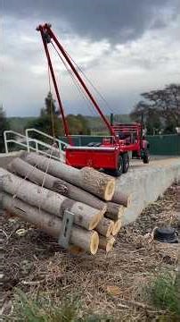Watch how the gin-pole truck lifts heavy logs with help from the swampers giant hand.😎💪