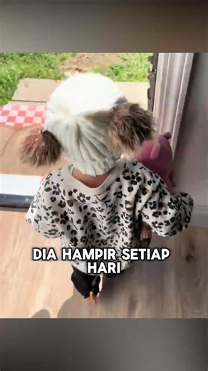 Gadis kecil ini selalu pergi ke suatu tempat