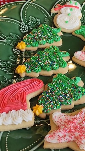 The transformation is REAL! Watch till the end to see how these cookies turned out 👀 Sometimes you just need to start and trust the process! We'd love to have you join us! Class details and registration at https://buytickets.at/lindaskitchen/1694862. 🚨 LAST APRONS FOR THE LAST CLASS OF 2025 - don't wait!🚨 | Linda's Kitchen