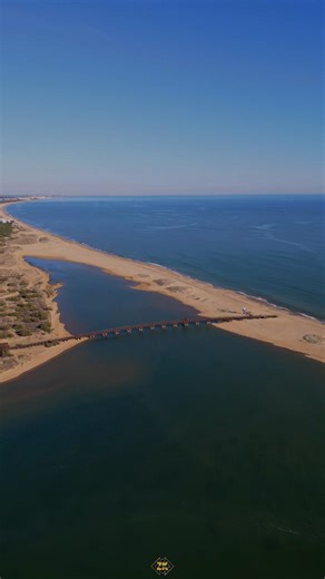 Isla Cristina desde el cielo... Allí donde el puente de madera besa la arena, donde el azul del cielo se confunde con el del mar... Así es nuestra tierra, mágica, infinita, abierta al mundo y cerrada al olvido. Desde las marismas hasta el corazón del pueblo, todo en este vídeo grita identidad, historia y amor por lo nuestro. Isla Cristina no se explica, se siente. 📍Nuestra joya atlántica. Video: Ezequiel Castellano Pérez | El Mar De Isla Cristina