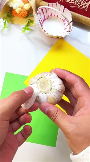 Don’t throw away the garlic skin peeled off by your mother when cooking to make a beautiful spri
