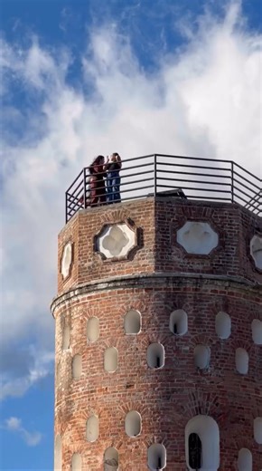 #Heredia | ¿Desea subir al Fortín? ✨ El Fortín es mucho más que una estructura de piedra: es uno de los símbolos arquitectónicos e históricos más importantes de la provincia de Heredia, un punto privilegiado que invita a mirar la ciudad desde otra perspectiva y a reconectar con nuestra memoria colectiva. Desde su parte más alta, las personas visitantes pueden disfrutar de una vista única, comprender su valor histórico y apreciar por qué El Fortín sigue siendo un referente del patrimonio heredian