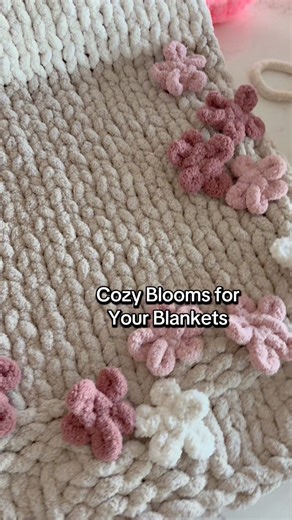 This easy flower tutorial adds so much charm to any blanket 🌸 A simple touch that makes every stitch feel warmer, cozier, and extra special. I absolutely love how it transforms the whole piece. Flower inspired by Cozy Cloud Knits #holymolydane #chunkyknit #chunkyknitblanket #tutorial | Holymolydane