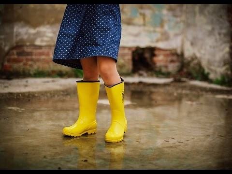 Spring Photo Shoot Idea: Rain Boots in April (Little Girl)
