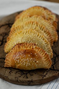 These Tiropitakia Kourou are everything you want in a Greek cheese pie — buttery, flaky homemade kourou dough wrapped around a creamy, savory cheese filling. They’re easy to make, perfect for parties, brunch, snacking, or adding something special to your holiday table. Once you try them, you’ll be making them on repeat. Get the full recipe here: https://www.dimitrasdishes.com/individual-cheese-pies-with-homemade-kourou-dough-tiropitakia-kourou/ Comment Recipe and I’ll send it straight to your DM