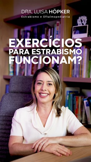 Dra Luisa Hopker | Estrabismo e Oftalmopediatria on Instagram: "Ja te falaram para “fazer exercícios” para corrigir estrabismo? 😅 É muito comum ouvir essa recomendação, mas a verdade é que nem todo tipo de desvio responde a exercícios. Na prática, eles só funcionam em casos muito específicos, geralmente quando o problema está na coordenação dos olhos, e não na posição deles. Por isso, muita gente tenta por meses sem ver melhora nenhuma e acha que “não tem solução”. Quando existe um desvio estru