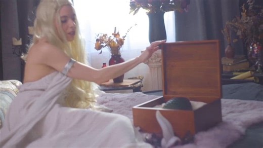 Daenerys Targaryen tease (Vera King)