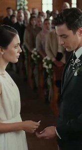 Cu câteva secunde înainte de a ajunge la altar, mireasa mea mi-a înmânat un bilet. Pe el scria doar atât: „Spune NU la altar.” Am încremenit. Inima îmi bătea cu putere. O privire. Un gest scurt. Și mi-a spus doar atât: — Ai încredere în mine. Am făcut ce mi-a cerut, fără să înțeleg. Iar când am spus „Nu” în fața tuturor, s-a lăsat o tăcere tăioasă... până când cineva a început să râdă. Era mama ei vitregă. A bătut din palme, satisfăcută, și a spus: „V-am spus eu că o va părăsi!” Dar ce n-a știut