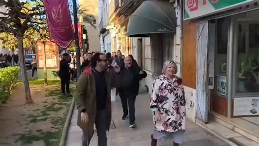 La izquierda más sectaria, intolerante y machista organiza un escrache contra la alcaldesa de Vinaròs.¿El motivo? Aprobar un reglamento que introduce el castellano en las placas de las calles y documentos oficiales en convivencia con el valenciano.