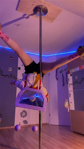 This one’s called “inverted teddy”. Does this hurt? Yes. Is this hard? In clothes, yes (it is a higher intermediate/ lower advanced shape in general). The only two contact points are covered, which makes it really hard to stay up there. Usually my armpit and a piece of my upper thigh touch the pole; here the only skin touching the pole is an even smaller piece of thigh skin; the rest I compensate with my strength by pressing my thigh and armpit really hard against the pole. Unfortunately the for
