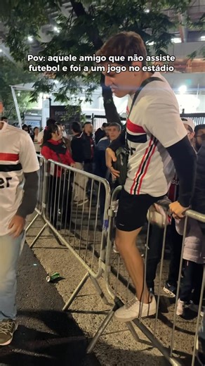 Fepile 🚀 on Instagram: "O São Paulo não perdia há 13 anos pra portuguesa. No dia que eu resolvo ir fazer uma graça a gente perde 👍🏻 #saopaulo #saopauloeportuguesa #3x2 #pov"