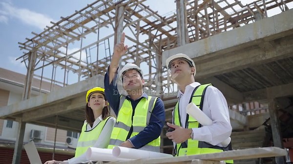 Equipes de engenheiros e arquitetos, observando o Projeto e...
