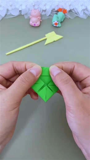A super simple origami axe toy, let's fold it together with the kids!