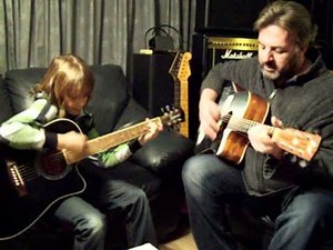 Gitaarles g en g Wesley (10 jaar) op gitaarles bij Geer en Greetje