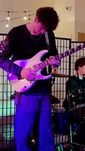 Teen guitarist shreds some Randy Rhoads // first solo from Mr. Crowley by Ozzy