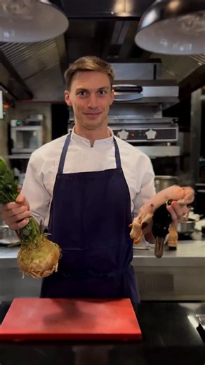 Suprême de canard sauvage 🦆 Plat du moment de notre menu déjeuner à découvrir chez @maison_rostang 🤎 Céleri rôti et radis noir acidulé, prune fraîche et son jus de canard Alors, qu’en avez-vous pensé ? 📹 @culinary_agency #michelin #paris #maisonrostang #guidemichelin #foodlover #gastronomie #restaurant #autumn | Maison Rostang
