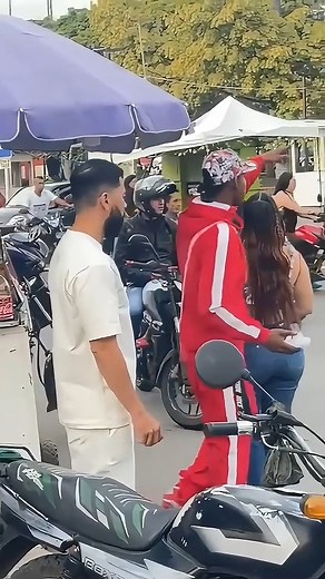 33K views · 667 reactions | Barata na comida - Pegadinha #humor #FunnyVideos #funny #pegadinha #prankvideo #risada #engraçado | Artificial Creation | Facebook