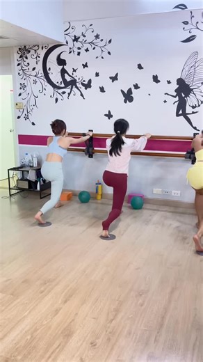 ถ้าคุณกำลังมองหาคลาสที่ไม่โหด แต่ดูแลร่างกายได้จริง Stretch Barre คือคำตอบ ยืดให้ถูกจุด เคลื่อนไหวอย่างมีสติ ปรับท่าทางให้สวยขึ้น ร่างกายเบาขึ้น และรู้สึกดีขึ้นทุกครั้งที่จบคลาส #starpilatesbangkok #pilatesbangkok #Barre #pilates #Yoga | Star Pilates Bangkok - Yoga Fly & Pilates - โยคะฟลาย พิลาทิส กรุงเทพ