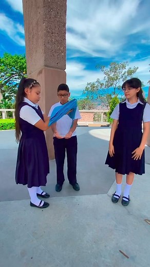 ¿Sabes cómo se dobla la Bandera Nacional? 🇭🇳 Aquí te mostramos cómo.🤩 En cada pliegue de nuestra bandera, encontramos la historia y la lucha de nuestra nación.🙌🏻✊🏼 #EducacionHonduras #educacion #MesDeLaPatria #FiestasPatrias #educacionparalavida #203añosdeindependencia | Secretaría de Educación HN