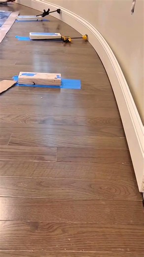 Installing flexible curved baseboard molding on hardwood floor edge