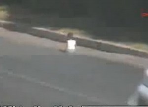Vidéo : En Turquie, un bébé rampe jusqu'à la voie rapide... et s'y installe
