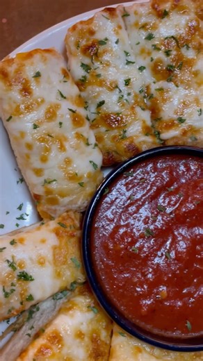 1.5K views · 57 reactions | Our Sicilian Cheese Bread deserves a close-up 燎稜 Our fresh bread is topped with a blend of garlic, melted Monterrey Jack, Cheddar, and Mozzarella Cheese, and is toasted until golden brown. Served with a side of our homemade Marinara Sauce. It’s the perfect appetizer for the table! Visit OSF.com to find a trolley near you  #oldspaghettifactory #cheese | The Old Spaghetti Factory | Facebook