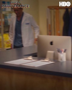 Hay situaciones de las que quisiéramos escapar. Tu dosis de risas, hoy en High Maintenance por HBO. | HBO Latinoamérica