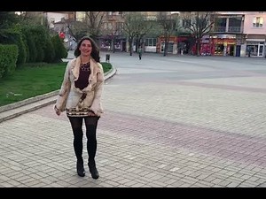 Tsetsi's Bulgarian Folk Music Dance in city center. Цеци играе Българско хоро! नदी नृत्य