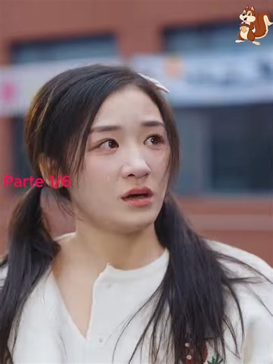 P 1/6-La madre perdió la cordura al sacrificarlo todo para salvar a su hija, pero cuando despertó, solo recibió desprecio. La hija, avergonzada de tener una madre “loca”, la rechazó sin piedad. El esposo aprovechó su debilidad para traicionarla con una amante, y lo más cruel fue que la hija terminó queriendo más a esa mujer que a quien le dio la vida. Cuando la memoria volvió de golpe, ella no dudó: se dio la vuelta, rompió con ese hogar lleno de traiciones y se marchó para empezar de nuevo, sin