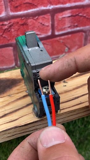 116K views · 552 reactions | The trick to connect stiff wires to a breaker the easy way Pro tip for clean connections #CaliGarage #ElectricHack #DIYWiring | Great.DIY | Facebook