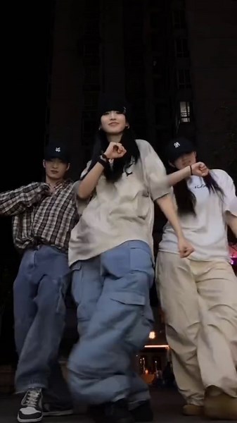 兔子_、 on Instagram: "快和朋友跳起来六‍欄‍六 #dadada舞蹈挑战 #虾米编舞 #一起跳舞 #fyp #reels"