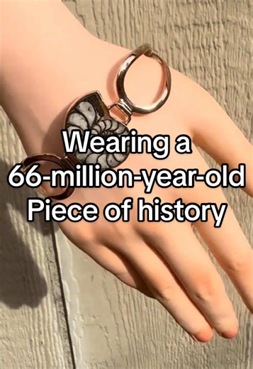 Ancient energy meets hand-forged copper. 🌀 This ammonite fossil has waited millions of years to be part of your story. Paired with conductive copper for the ultimate grounding vibe. 🌿 A true statement piece for the soul connected to the past. Would you style this with a boho look or as your daily lucky charm? ⬇️ Shop the link in bio! 🛒 #ammonite #copperjewelry #fossiljewelry #ancientenergy #statementbracelet