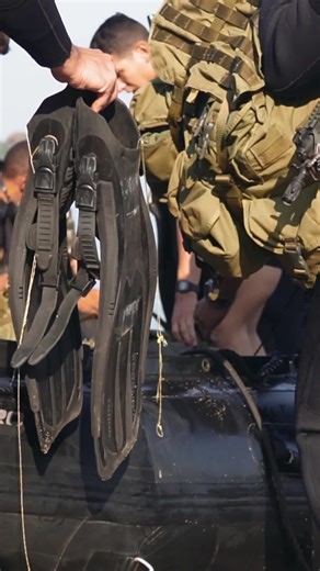 Exército Brasileiro on Instagram: "✨ Feliz 2️⃣0️⃣2️⃣6️⃣‼️ 🎯 "⁠Só quem suporta o processo vive o propósito" (Wladimir Moreira Dias, escritor). 🤞 Que comecemos um novo ano com motivação redobrada, para vencer os desafios e garantir diuturnamente a presença do Braço Forte e da Mão Amiga por todo o Brasil. 🎥 - Soldado Lucas - @bdainfpqdt_exercito #BraçoForte #MãoAmiga #EBsemprePronto #Coesão"