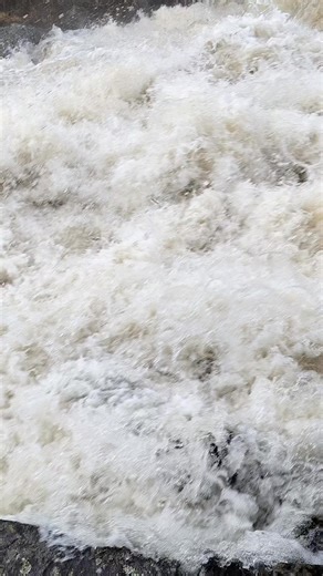 Det har regnet godt i det siste, og akkurat nå er det store vannmasser som dundrer forbi tunet vårt. 💦. Lyden av fossen er kontinuerlig og mektig. For noen kan det oppleves som støy, men eg syns at det virker også beroligende. Det i sånne klissvåte tider vi virkelig kjenner på naturkreftene. Og der er litt kjekt å tenke at det er akkurat dette som har gitt garden navnet sitt. | Fossane gard