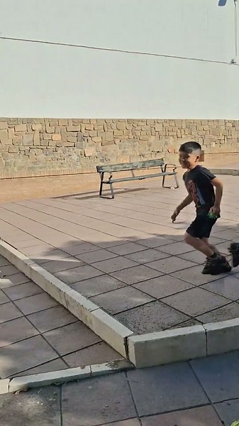 no se puede resistir a pocoyo #juegos #humor #jugandojuntos #dinosaur #correr #pocoyo #niñosfelices
