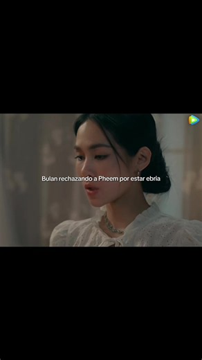 La pobre bebió más agua en 24h que en los 27 años enteros de su vida. Todo eso para estar libre del alcohol y poder dormir con la novia. 😂 #PuinoonBint #khomkhlangtheseries #thaigl #glseries🌈 #fyp