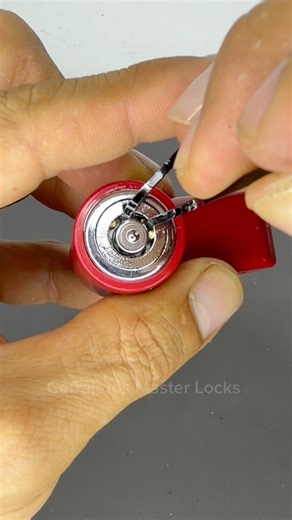 This is how this incredible homemade locksmith technique works for professional services educational topic🔥🐉🔑..... Así funciona esta increíble técnica de cerrajería casera para servicios profesionales tema educativo🔥🐉🔑….. #lifestyle #locksmith #tips #tricks #ideas #diy | Cerrajeros Master Locks