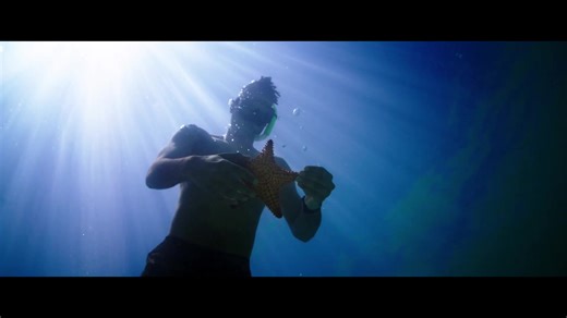 水男孩第一支預告片出爐🏊 《來自聖克羅伊的男孩》（The Boy from St. Croix）預告片——這是一部深入探討 NBA 傳奇人物Tim Duncan 一生的紀錄片。 影片中訪談了Gregg Popovich、David Robinson、Tony Parker、Manu Ginóbili，以及多位籃球界的名人。 這部電影是人們期待已久的作品，終於揭開了這位長年以來與世保持距離的超級球星的面紗，也展現了他與孕育他的那座島嶼之間，始終不曾斷裂的深厚連結。 影片由他的兄長 Scott Duncan 執導，並將於 10 月 28 日在奧斯汀影展（Austin Film Festival）首映。 我們永遠的老大—沈默又願意講話的王者🤴 想念🥹 | 馬刺主場 SpursBall