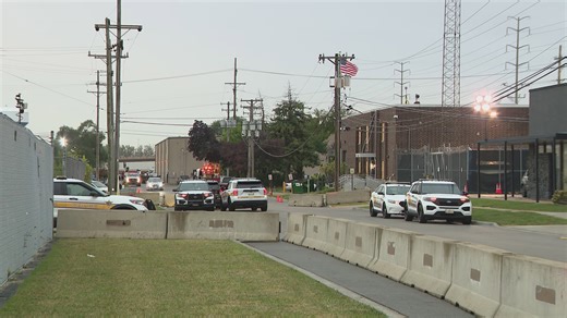 Fence surrounding Broadview ICE facility brought down just hours before deadline - WGN News at 6