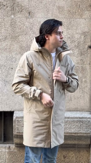 ☔️ La lluvia llega a Ourense, pero el estilo se mantiene intacto. ➡️ David nos muestra tres prendas clave para que no nos entre ni gota! ¿Cual de las 3 te gusta más? 🤔 Déjanos tu comentario, os leemos… 💬 | Dantone Moda